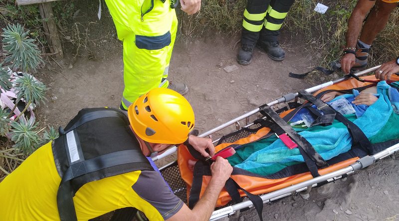 Ha un collasso e cade rovinosamente in un sentiero: salvata dal soccorso alpino