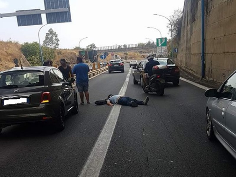 Centauro perde il controllo e cade sull’asfalto: paura in Viale Mediterraneo
