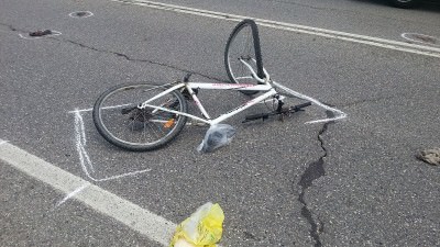Ciclista travolta da auto, trauma cranico e fratture: è in gravi condizioni al Villa Sofia – DETTAGLI