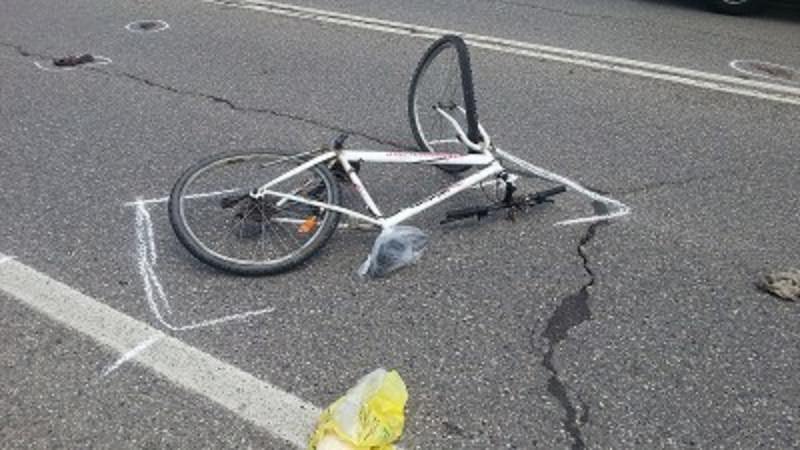 Ciclista viene investito, fa un volo rocambolesco e si schianta sul guard-rail: muore sul colpo