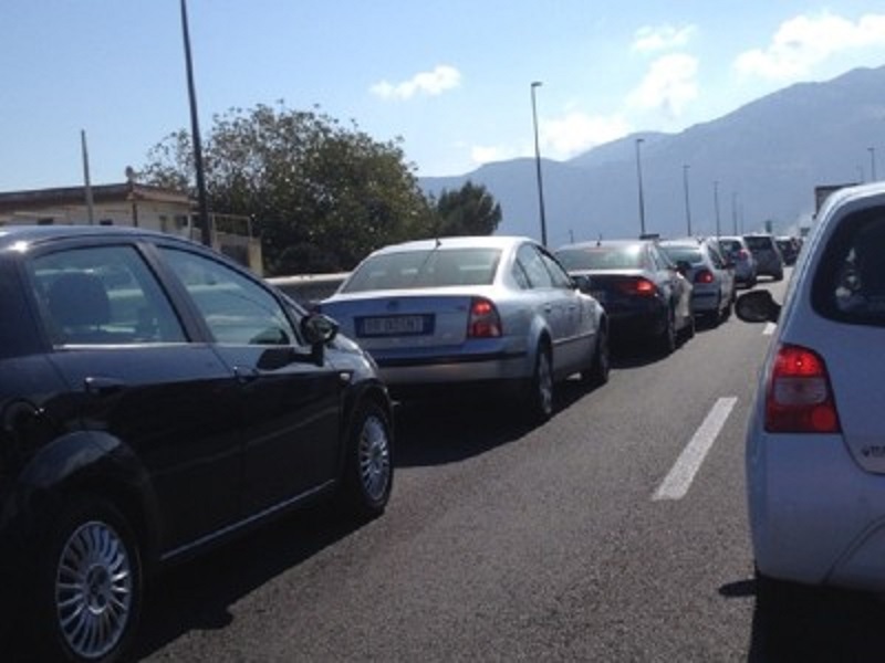 Traffico in tilt lungo la A20, automobilisti bloccati da ore: tutta colpa delle vacanze finite