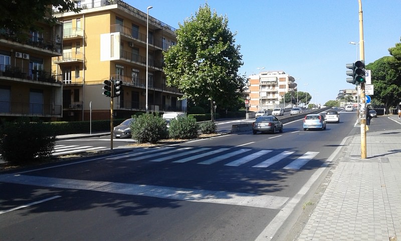 Due incidenti alla circonvallazione, scooter scivola su macchia d’olio: due feriti