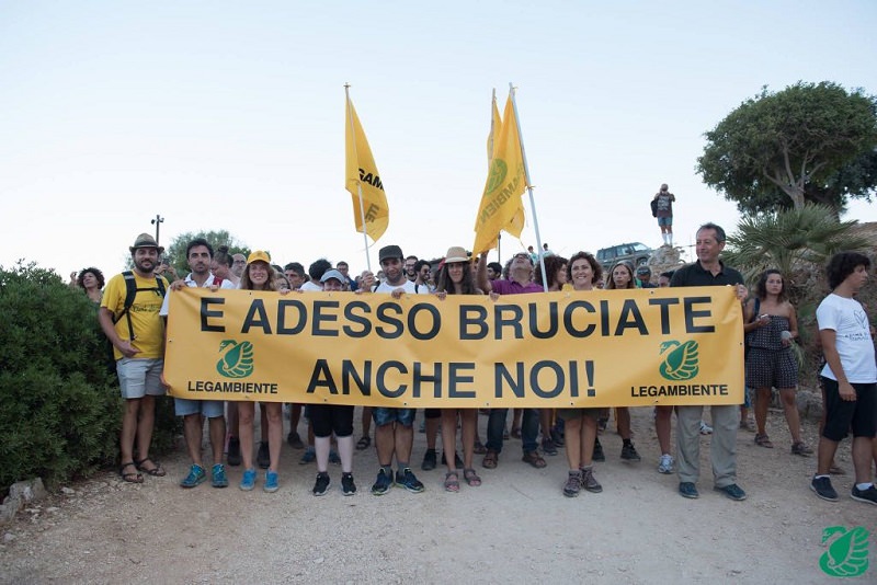 San Vito Lo Capo, grande partecipazione alla protesta contro gli incendi dolosi estivi