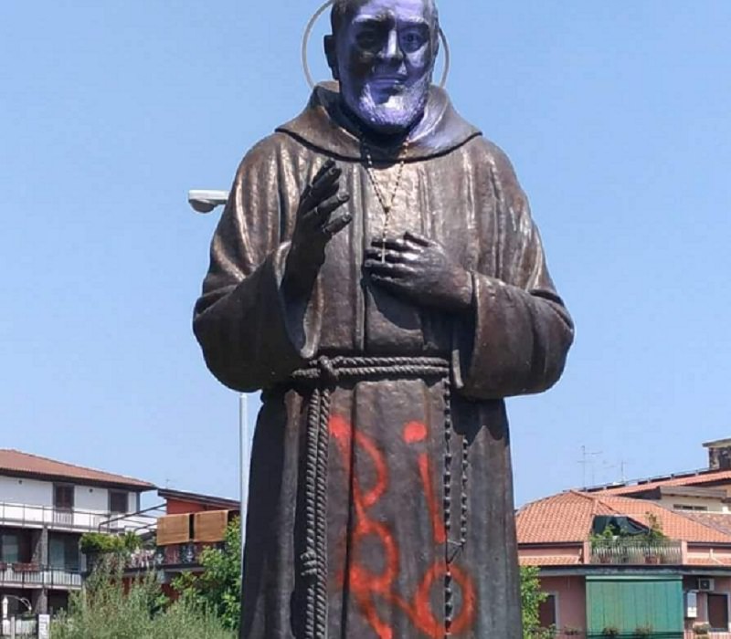 Vandalizzata anche la statua del parco Padre Pio, il web pretende i nomi dei colpevoli