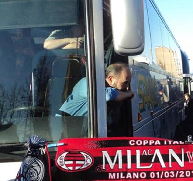 Bloccano pulmino e derubano 30 tifosi del Milan minacciandoli con un coltello