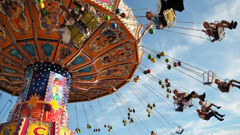 Crolla una giostra di un parco divertimenti: feriti 21 bambini, paura tra i familiari. IL VIDEO