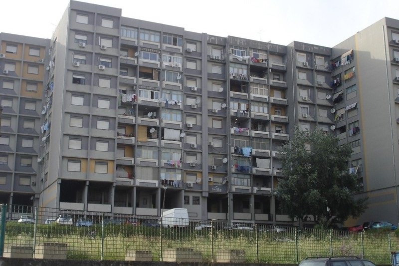 Palazzina senza ascensore e in condizioni pessime: protesta a Librino