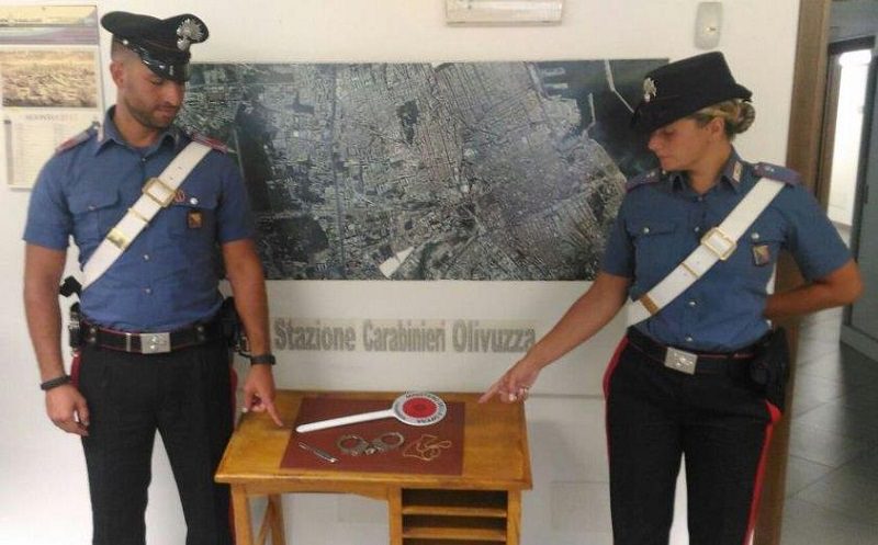 Ruba collana a un ghanese, ma viene fermato e finisce ai domiciliari