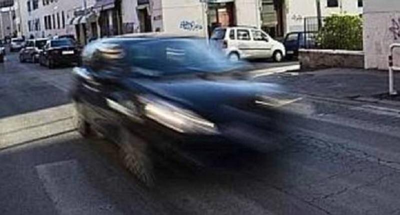 Auto in corsa “falcia” un’anziana mentre attraversa la strada: paura in Corso Tommaso Fazello