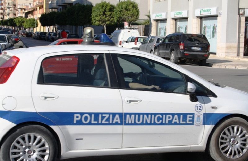 Incidente a Palermo, scontro tra auto e camion. Due feriti e traffico in tilt: municipale sul posto
