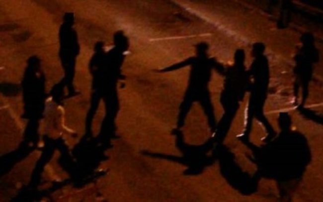 Picchiati e poi denunciati per violazione del coprifuoco: la STORIA della disavventura di tre ragazzi spagnoli in Sicilia