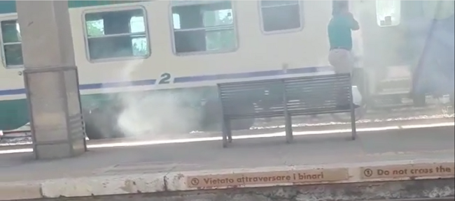 Fiamme sotto il vagone, capotreno a passeggero: “Non le devo spiegazioni”