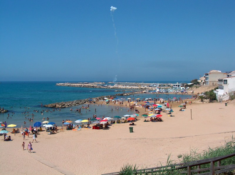 Mancano i bagnini, madre e figlia rischiano di annegare: turista eroe le salva, sfiorata la tragedia a Scoglitti