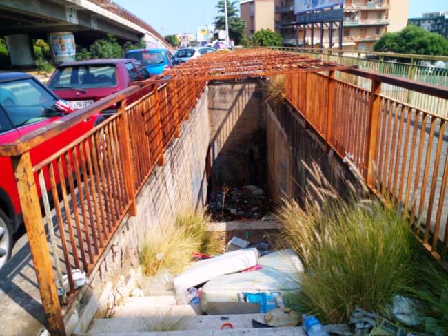 Catania, “micro discarica” di rifiuti in via Marco Polo: le FOTO