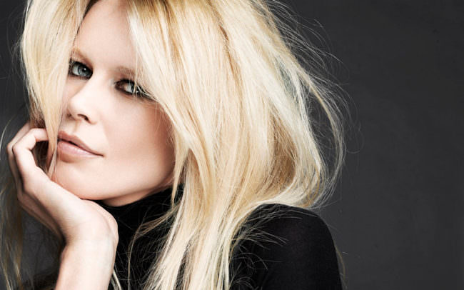Claudia Schiffer ancora bellissima racconta i trent’anni di carriera in un libro celebrativo
