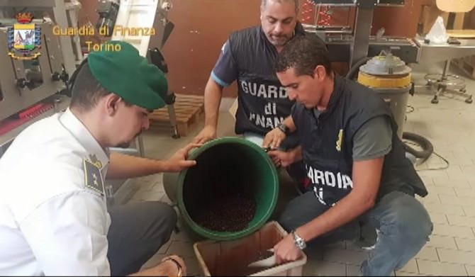 Maxi truffa nel mercato del caffè: miscele “scadenti” spacciate per “Arabica”. Scattano i sequestri