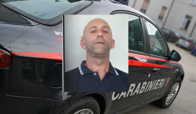 Prima gli inveisce contro, poi aggredisce i poliziotti: arrestato 45enne