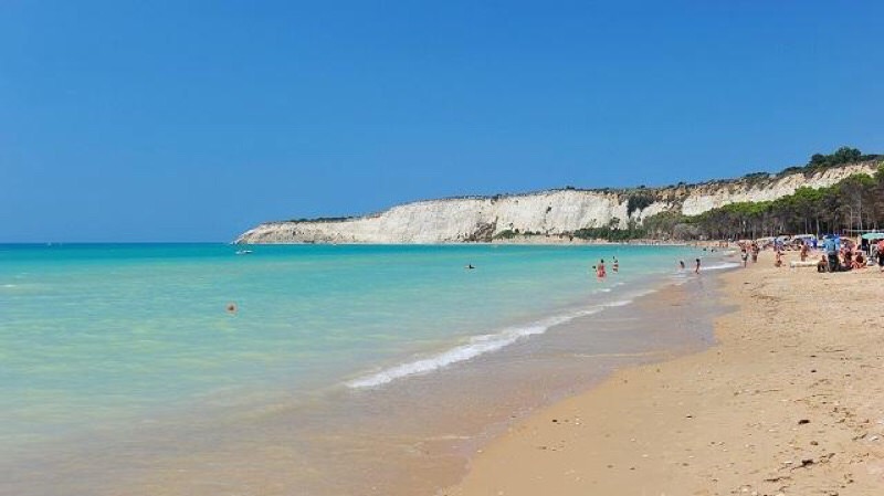 Coppia di sposi lasciata “nuda”: furto in spiaggia, gli rubano pure vestiti e borsa frigo