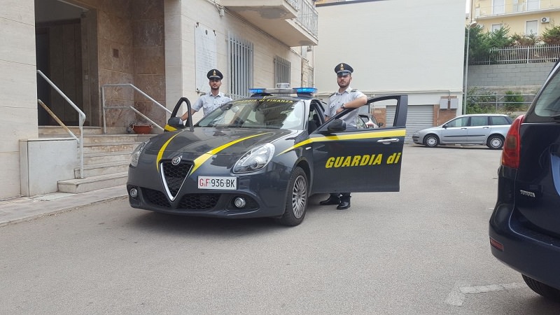 Trovata marijuana tra gerani e piante ornamentali: arrestato giovane gelese. Il VIDEO