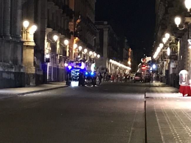 Paura in via Etnea: possibile ordigno davanti alla Coin, zona bloccata. LE FOTO e IL VIDEO