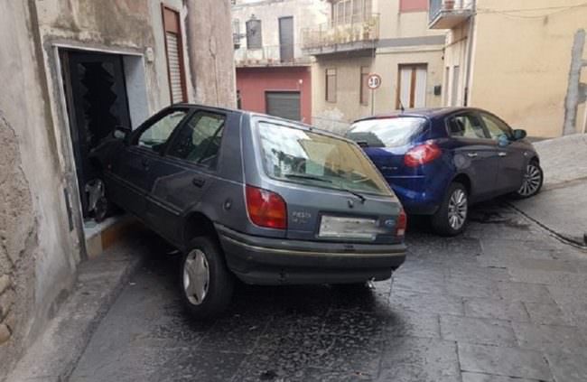 Auto “sbuca” all’improvviso, lui sterza finendo nella cucina di una donna: paura a Biancavilla