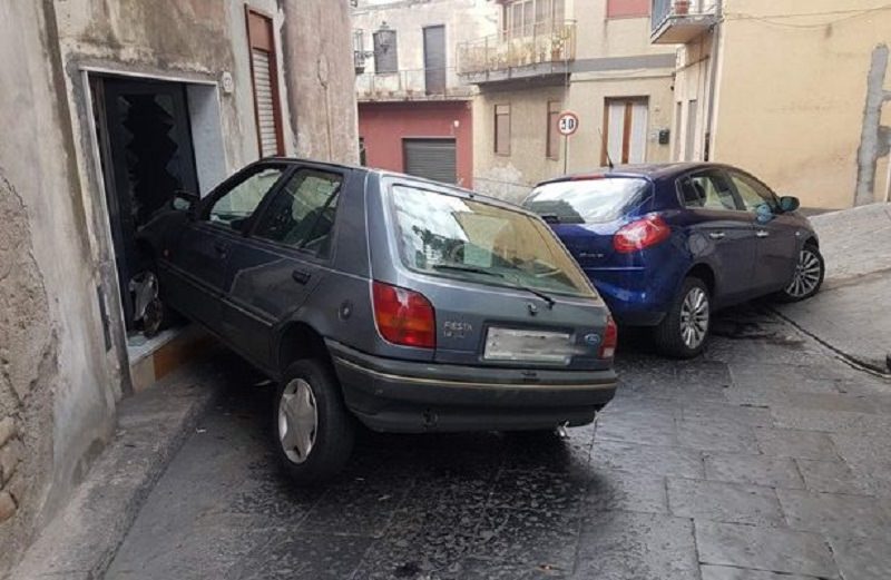 Auto “sbuca” all’improvviso, lui sterza finendo nella cucina di una donna: paura a Biancavilla