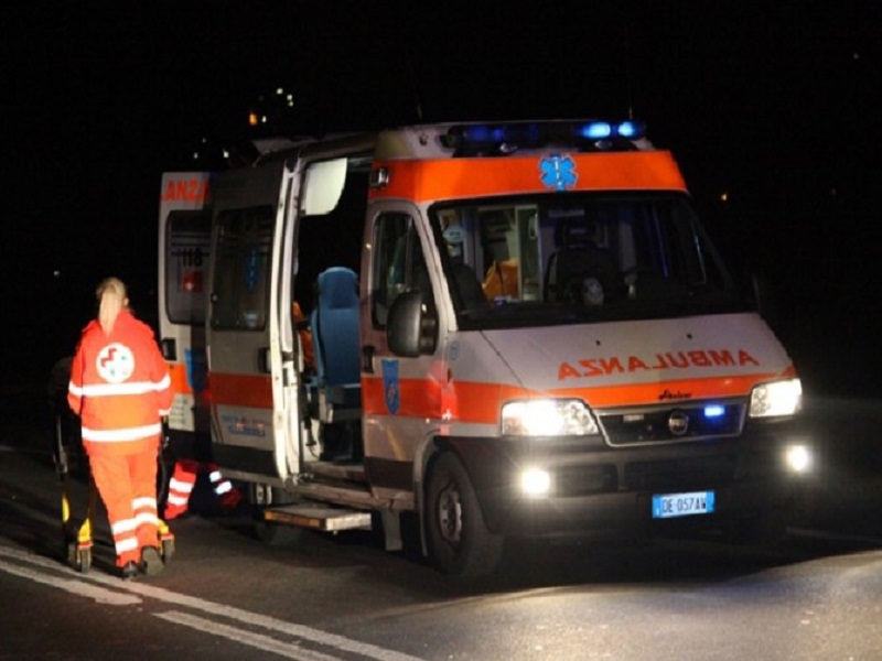 Incidente nel Catanese, auto si ribalta al centro della carreggiata: due feriti