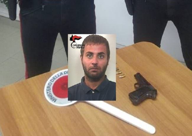Schiaffi e minacce con la pistola al padre dopo un diverbio: finisce ai domiciliari