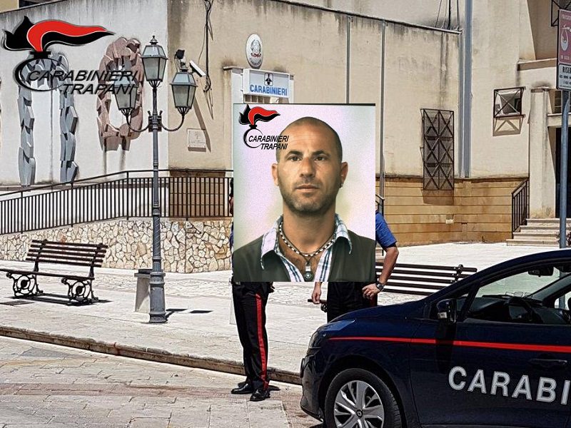 Sale a bordo dell’auto di due turiste e le rapina: arrestato 40enne