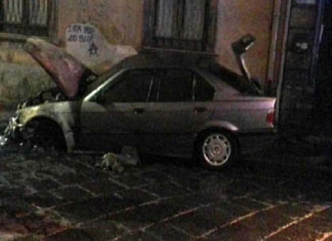Auto parcheggiata prende fuoco: paura in via Caronda