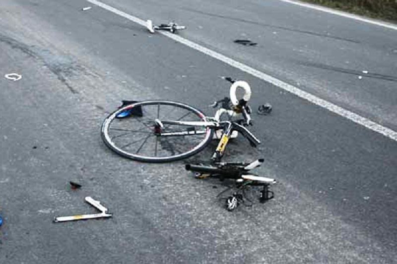 Fora una gomma del furgone, perde il controllo e uccide un ciclista: vittima un 48enne