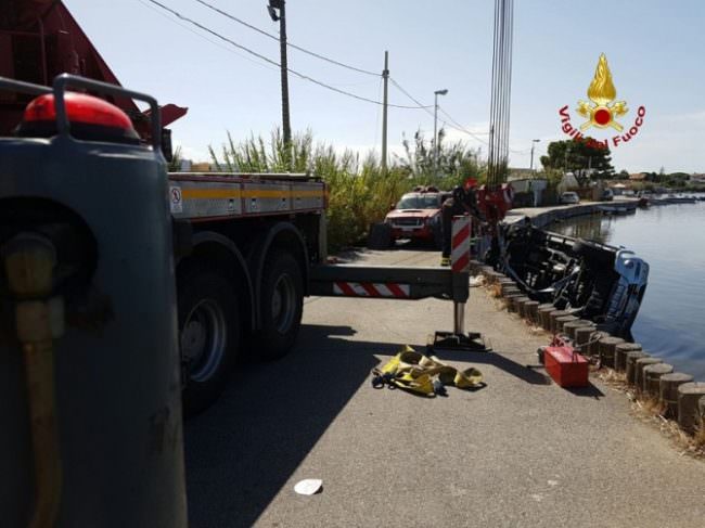 Auto sprofonda nel lago di Faro: il conducente viene salvato dai Vigili del Fuoco