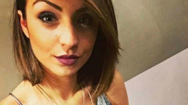 Lui la lascia, lei si aggrappa allo sportello della sua auto venendo trascinata per metri: morta 24enne