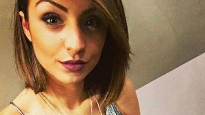 Lui la lascia, lei si aggrappa allo sportello della sua auto venendo trascinata per metri: morta 24enne