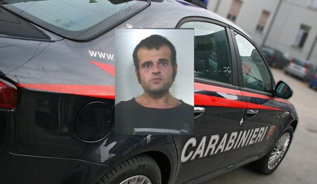 Spacca a colpi di ombrello la pulsantiera della fermata del tram, lo fermano i carabinieri