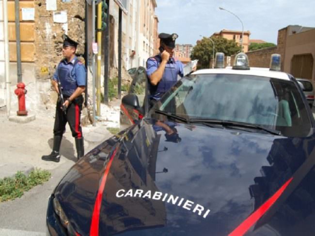 “Mi hanno seguita e preso tutta la mia pensione”: non può pagare il prestito e simula una rapina
