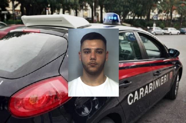 Coltello in mano e rapina al benzinaio: 21enne in manette, è caccia ai complici