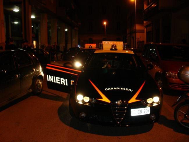 Fugge dai domiciliari camuffandosi con grossi occhiali e cappello: carabinieri lo ritrovano vicino a un bar