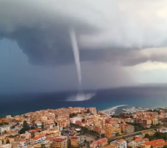 Tornado si abbatte su Tropea e una coppia di turisti rimane intrappolata in una grotta