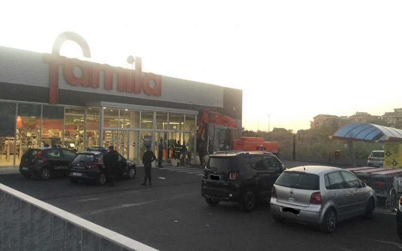 Rubano escavatore e cercano di irrompere in un supermercato: colpo fallito per un guasto meccanico