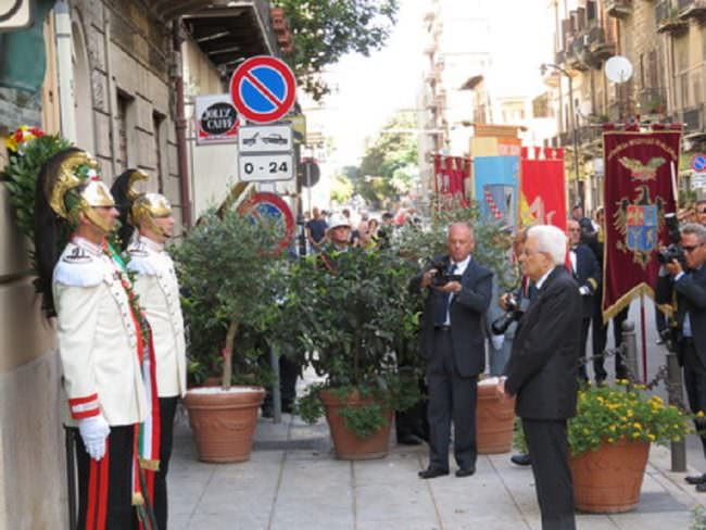 Le stragi di Cosa Nostra: 35 anni dalla morte di Dalla Chiesa, Mattarella depone una corona d’alloro sulla lapide