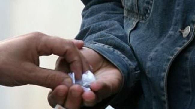 Bustine di droga contrassegnate da nastrini colorati: a ciascun “cliente” la sua dose corretta. Arrestati due pusher