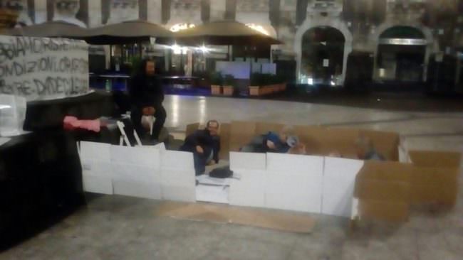 “Sindaco Bianco, dove sei? Dacci le case”: Ossino protesta davanti al Comune