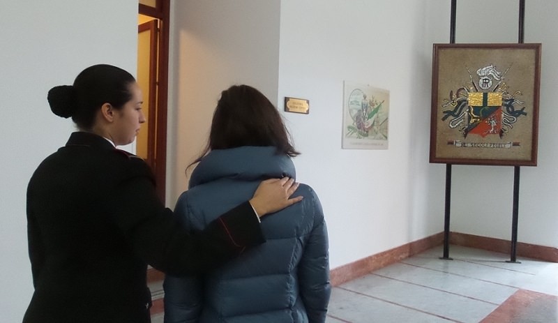 Intreccia una relazione con alunna minorenne, professore finisce nei guai Intreccia una relazione con alunna minorenne, professore finisce nei guai