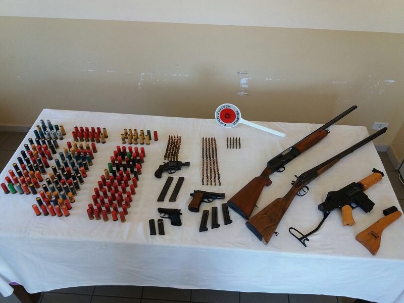 Due fucili, due pistole e una mitraglietta: ecco l’arsenale trovato a casa di un 80enne nell’agrigentino