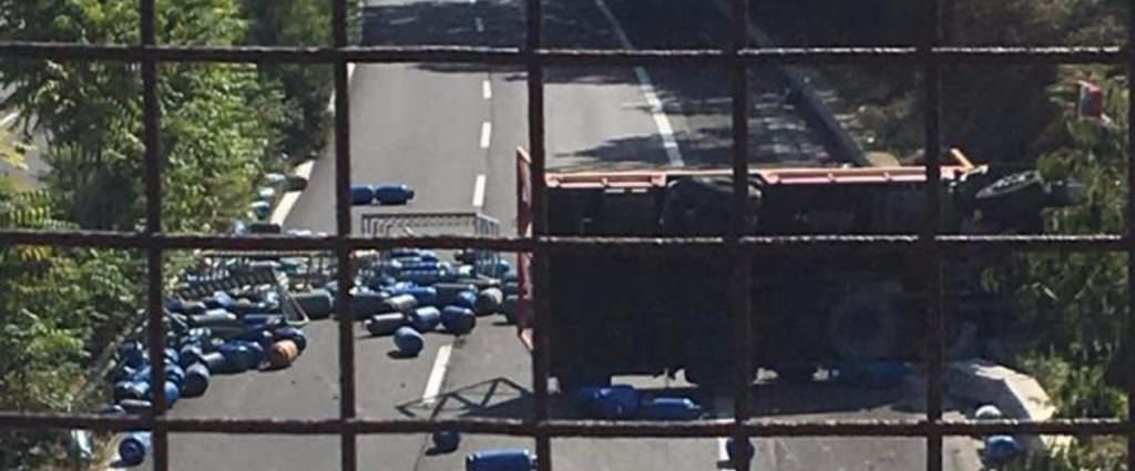 Paura sulla A18, camion pieno di bombole di gas si ribalta, traffico in tilt