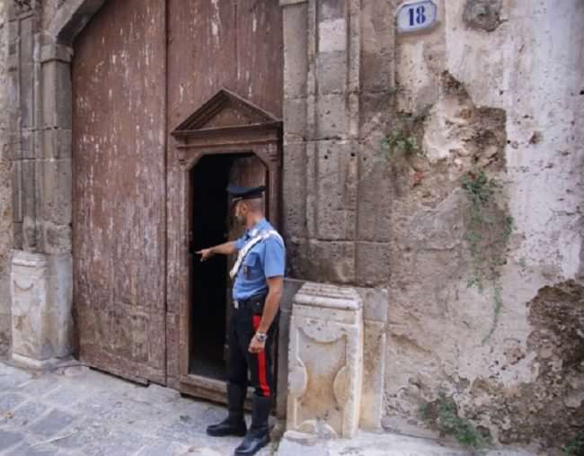 Rubavano tubi per ponteggi da un deposito privato, presi tre giovani con le mani nel sacco