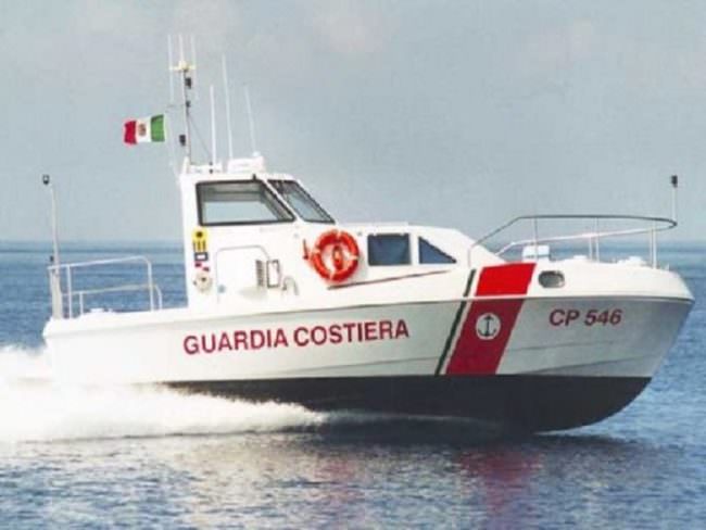 Nuovo sbarco di migranti in Sicilia, Guardia Costiera soccorre 4 barche: emergenza hotspot