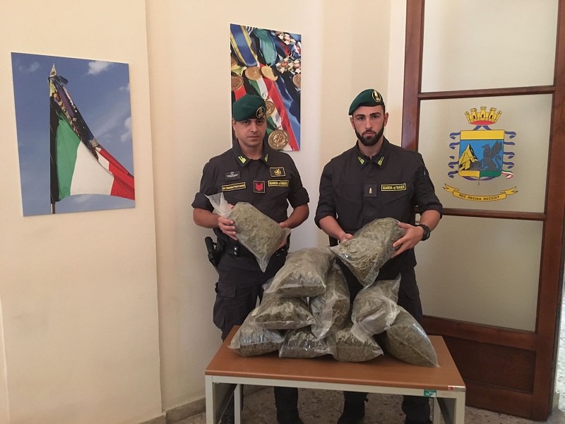 Trasportava in macchina oltre 10 Kg di marijuana: arrestato 53enne catanese