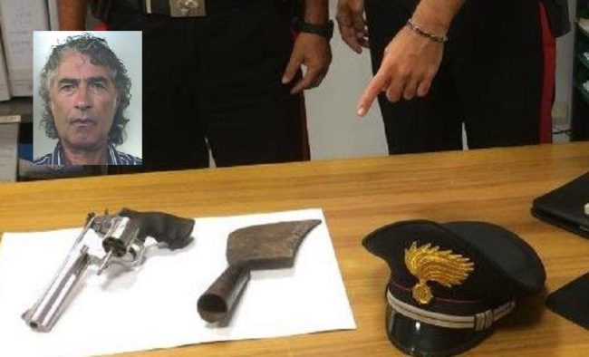 Trovato in casa con una pistola rubata, arrestato 59enne
